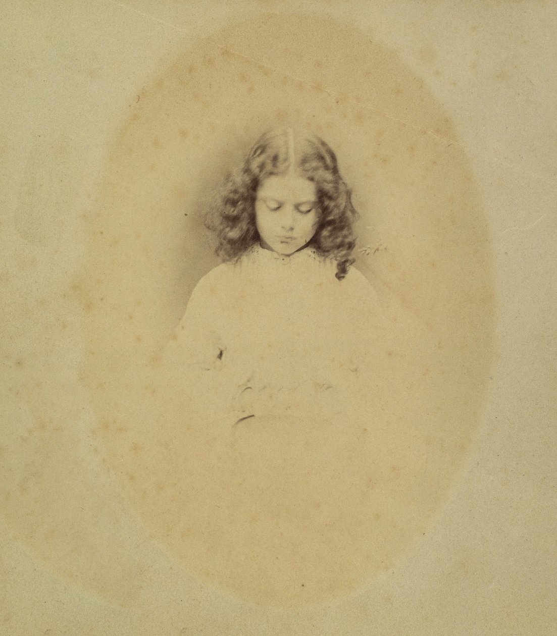 Edith Liddell egy gyűszűvirág váza mellett ül, 1860. alkotó: Lewis Carroll