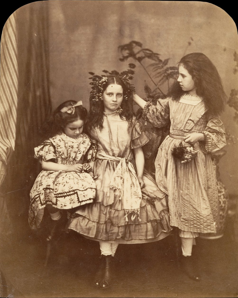 Flora Rankin, Irene MacDonald és Mary Josephine MacDonald az Elm Lodge-ban, 1863. július. alkotó: Lewis Carroll