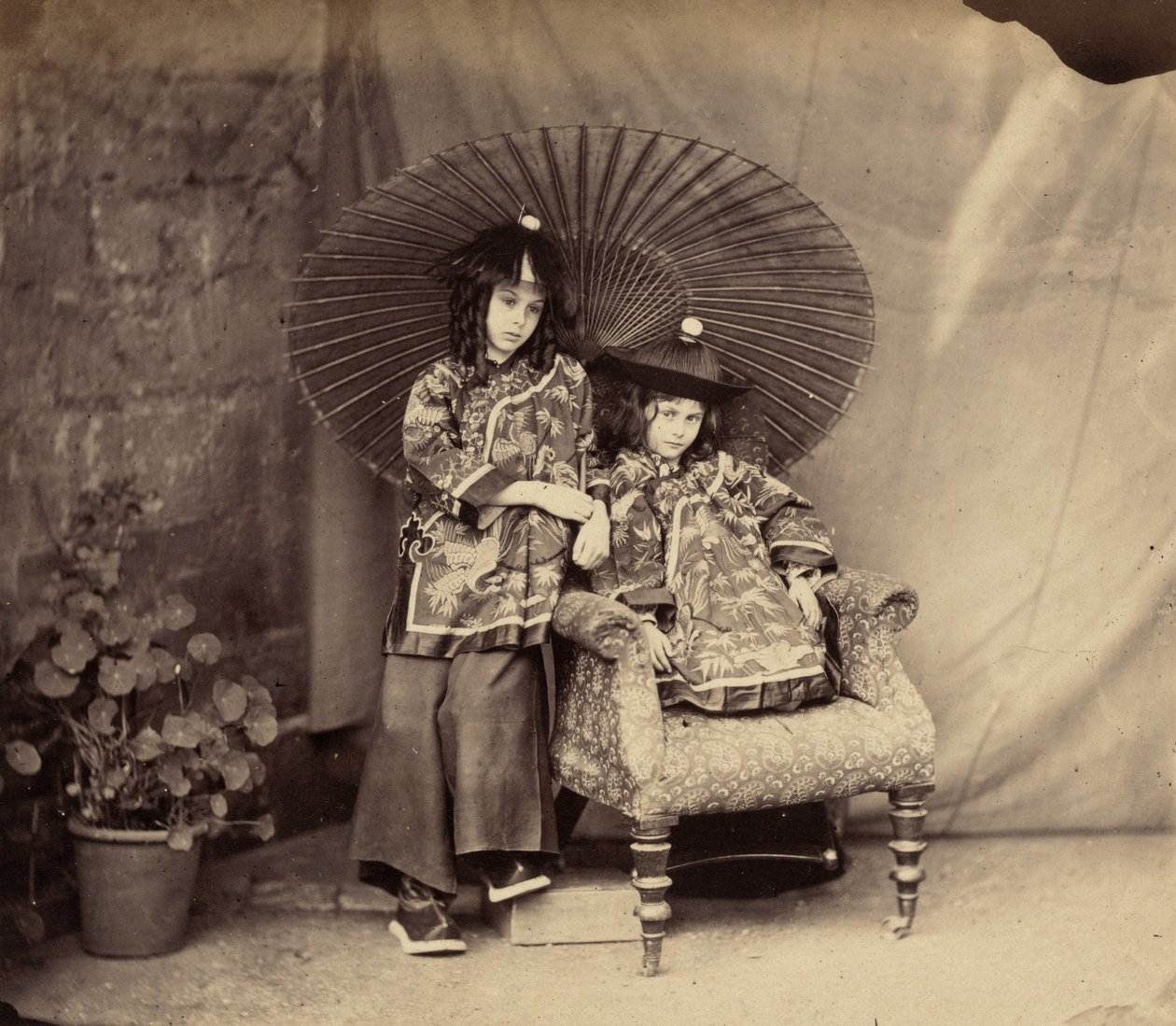 Lorina és Alice Liddell kínai ruhában, 1860. alkotó: Lewis Carroll