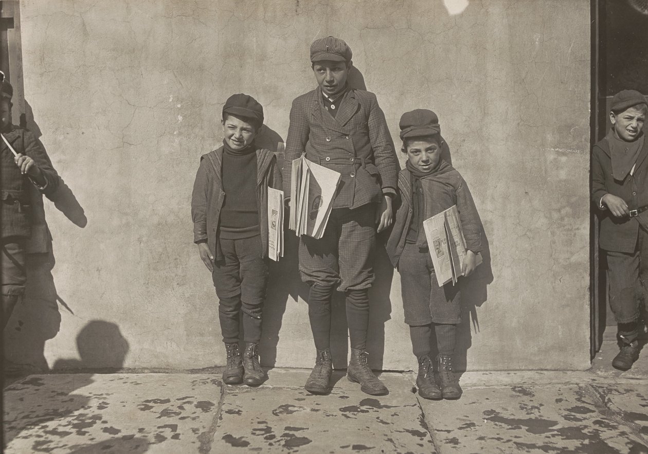 John Pento, 14 éves, Daniel és Angelo Pento, 7 éves, újságokat árul, Hartford, Connecticut alkotó: Lewis Hine