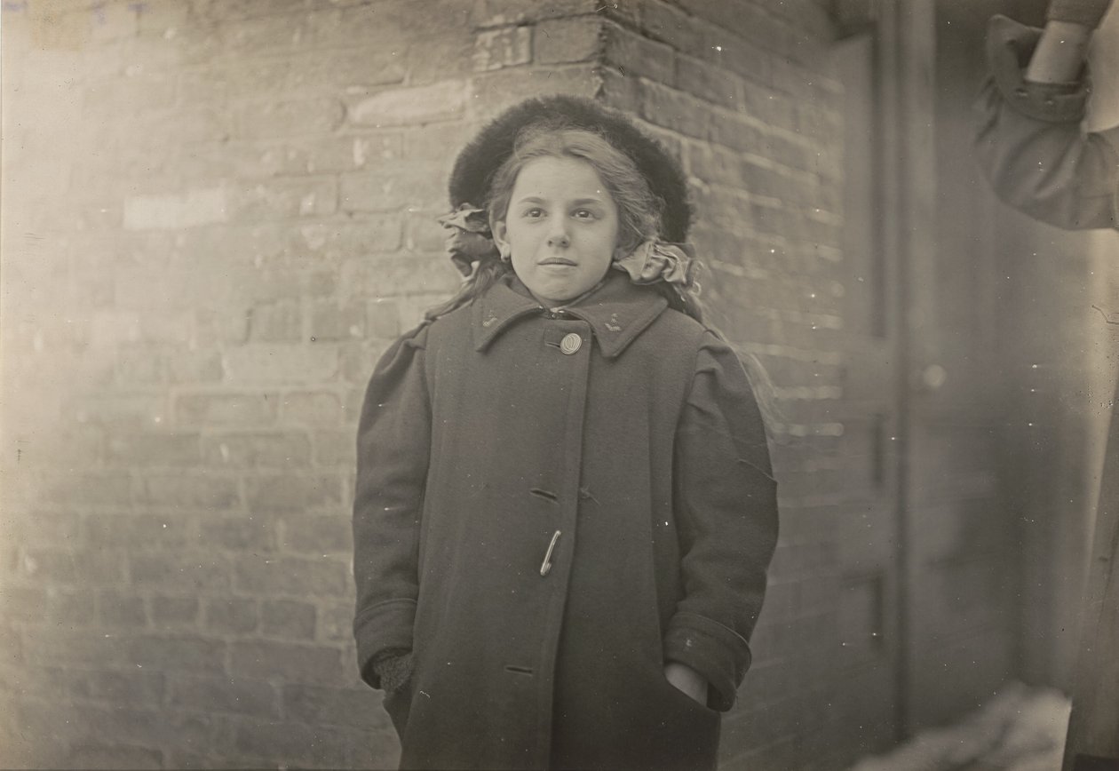 Mery Horn, púpos állapota, amelyet súlyosbított a sok papírteher, amelyet magával vitt. Hartford, Connecticut, 1909. március alkotó: Lewis Hine