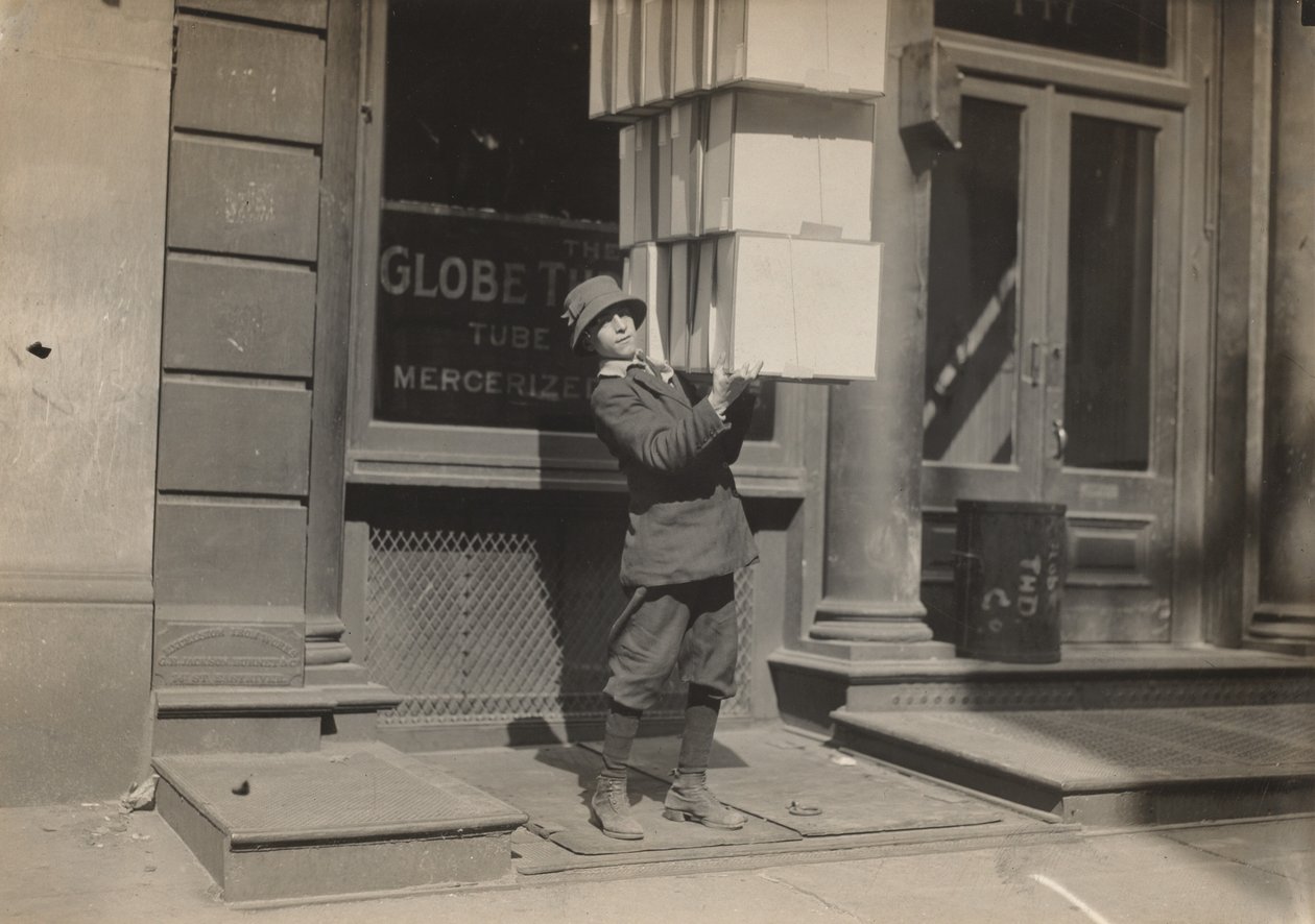 Kocsifiú vagy "farkúfiú" segít berakni a kocsit alkotó: Lewis Hine