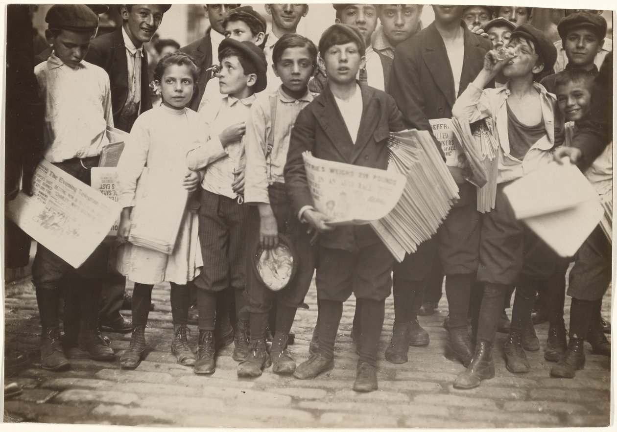 [Newsies tömeg, köztük egy lány] alkotó: Lewis W. Hine
