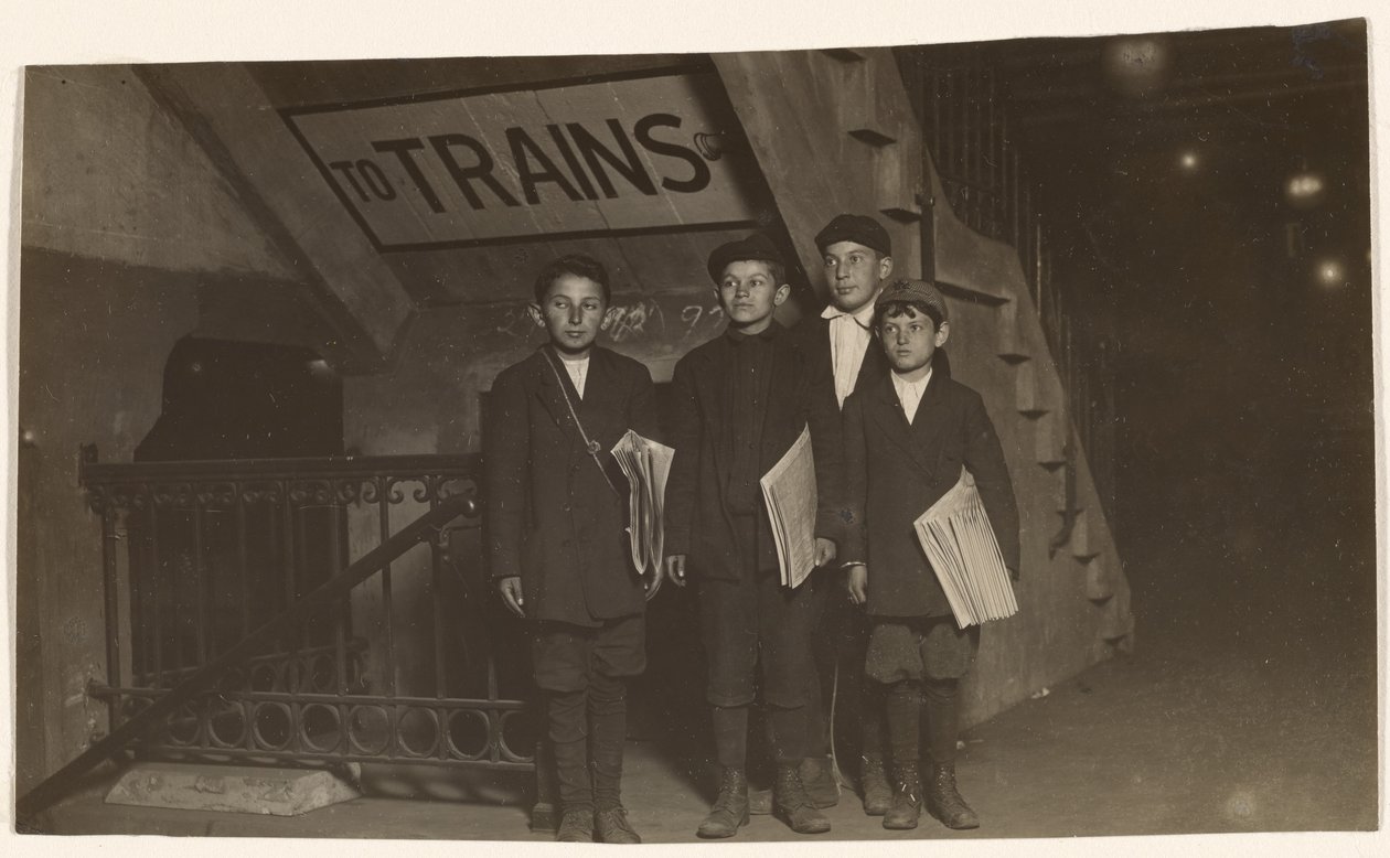 [Négy újonc a metró bejáratánál, New York City] alkotó: Lewis W. Hine