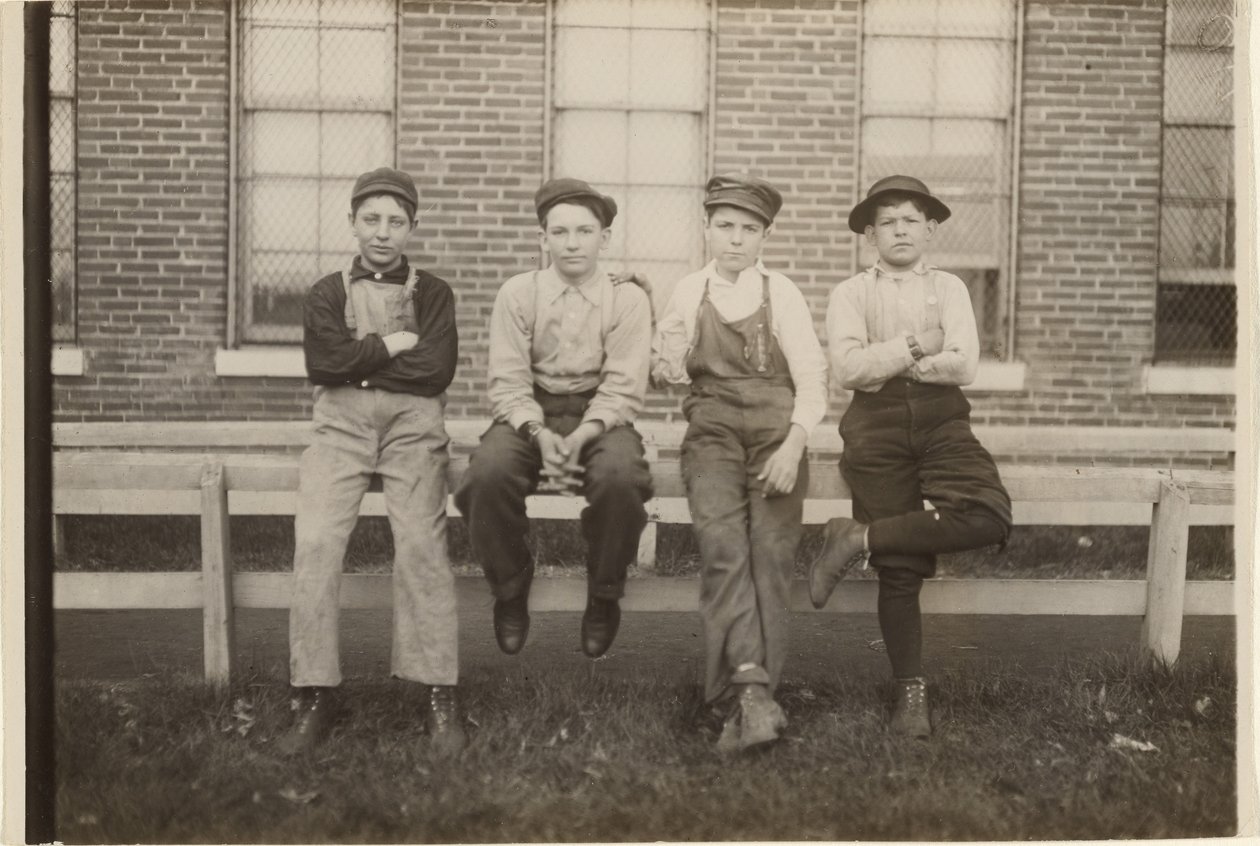 [Fiúk csoportja, akik a Brown cipőgyárban dolgoznak, Moberly, Missouri] alkotó: Lewis W. Hine
