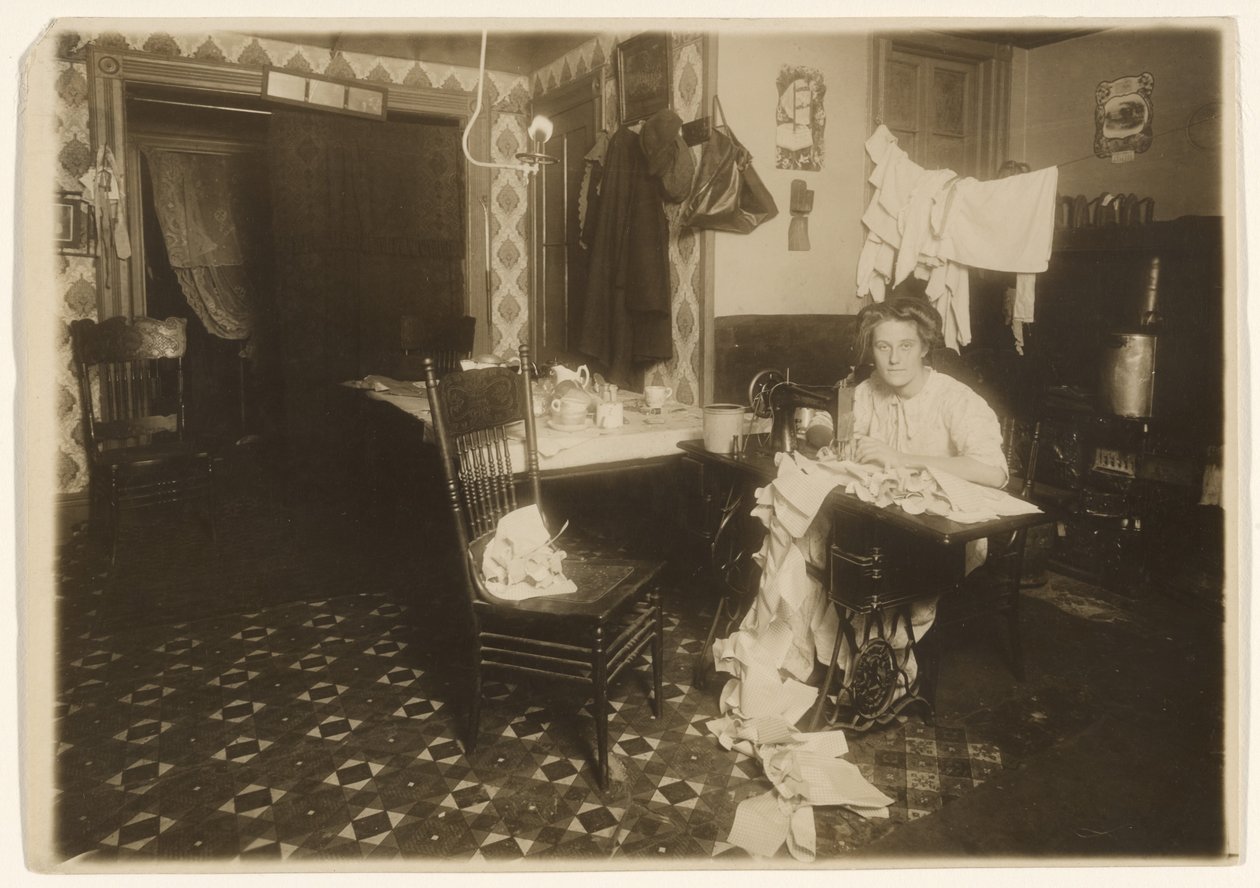 [Otthoni munka (nő a varrógépnél)] alkotó: Lewis W. Hine