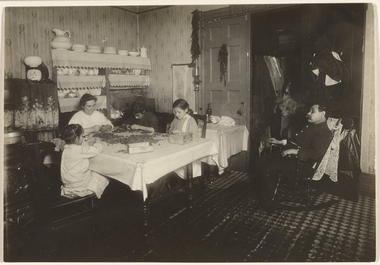 Otthoni munkások - Cracking Nuts, New York City alkotó: Lewis W. Hine