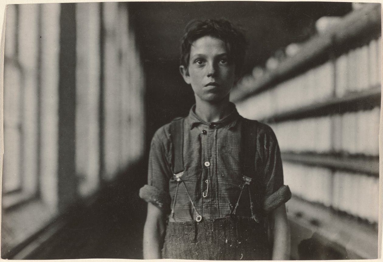 Jo Bodeon, egy "hátsó-roper" az öszvérszobában. Chase Cotton Mill, Burlington, Vermont alkotó: Lewis W. Hine