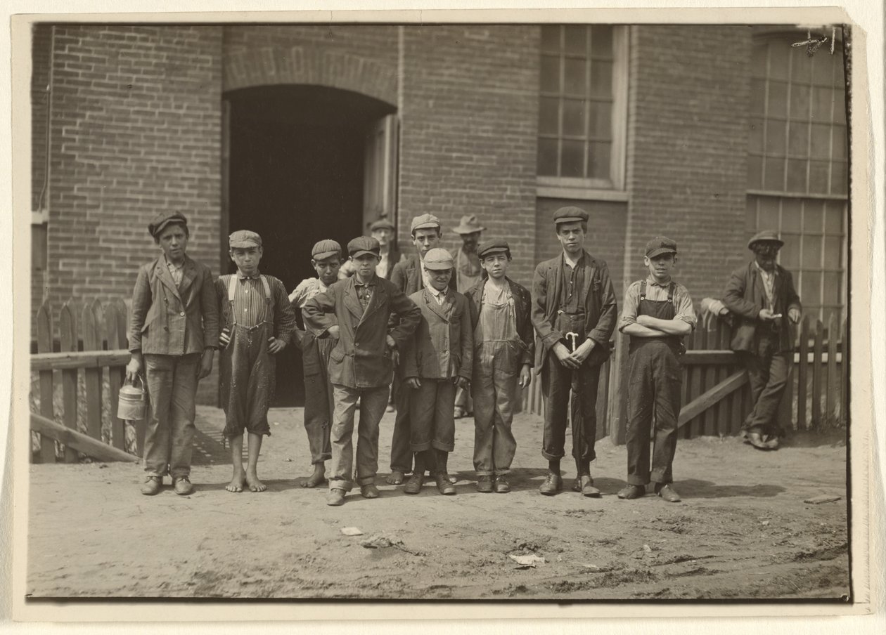 [Malommunkások a malom előtt, Massachusetts] alkotó: Lewis W. Hine