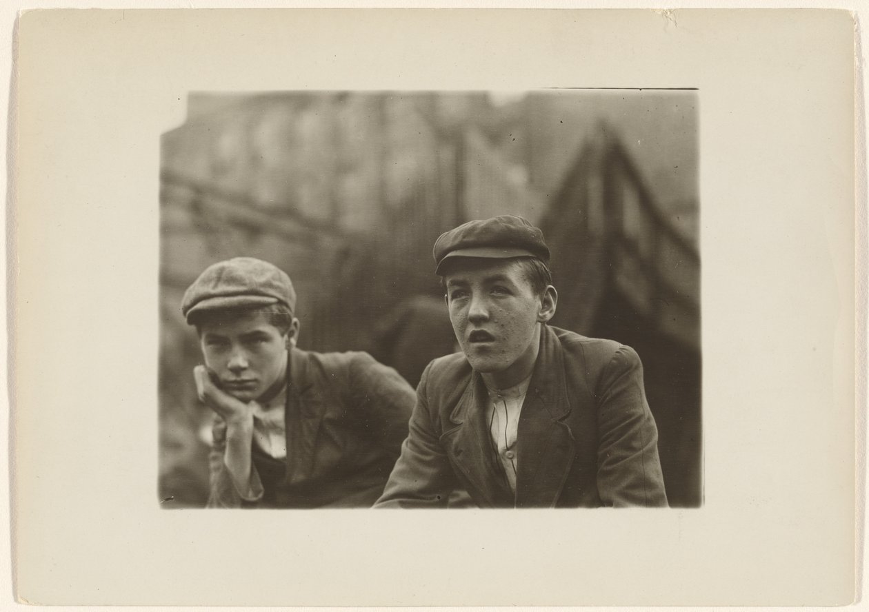 Két fiú kabátban és sapkában, New Jersey alkotó: Lewis W. Hine