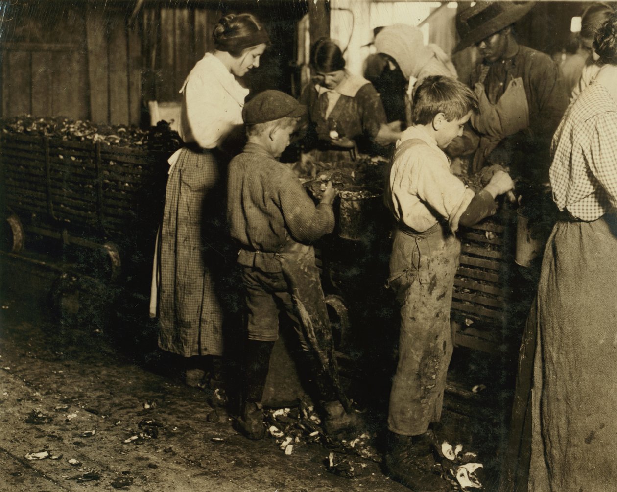 A 10 éves Jimmie, aki már 3 éve hántol (6 fazék naponta) egy 11 éves fiúval, aki 7 fazekat hántol a Varn und Platt konzervgyárban, Bluffton, Dél-Karolina, 1913. alkotó: Lewis Wickes Hine