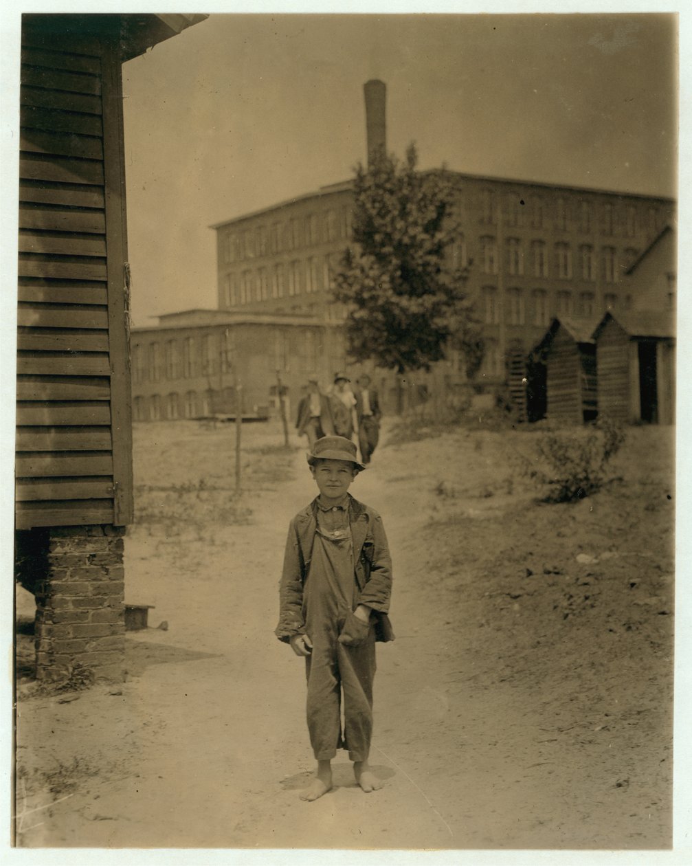 A 12 éves Eddie Norton napi 40 centet keres söprögetőként a Saxon Millben, Spartanburg, Észak-Karolina, 1912. alkotó: Lewis Wickes Hine