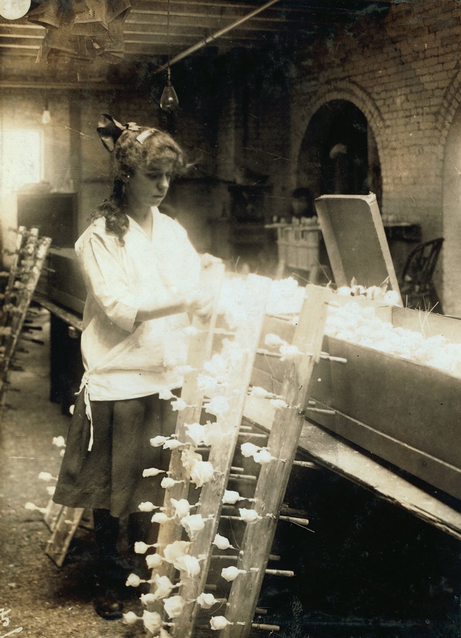 A 14 éves Margaret Ciampa a Boston Floral Supply Company-nál dolgozik Bostonban, Massachusetts államban. alkotó: Lewis Wickes Hine