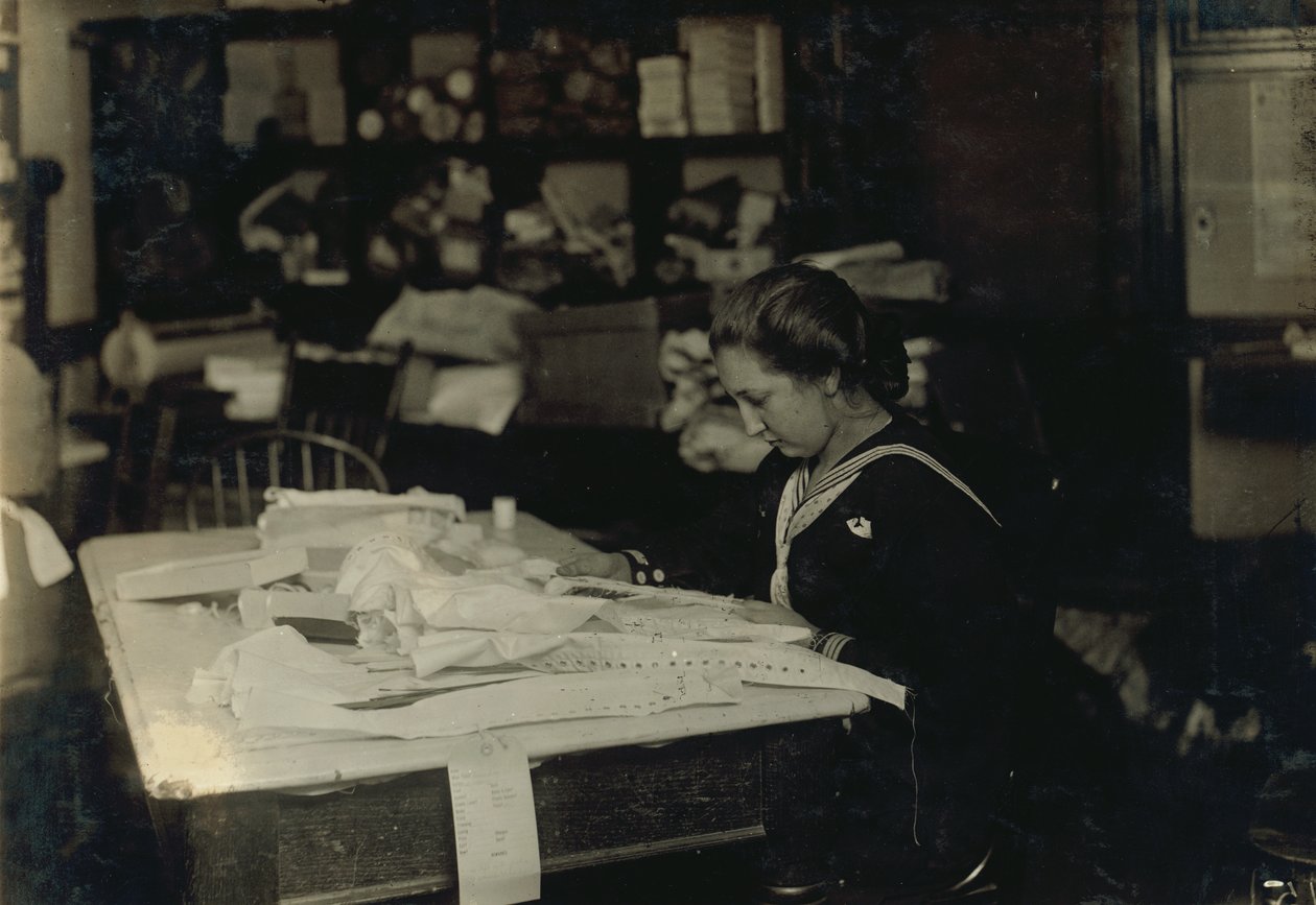 A 15 éves Marie Vancanvenberg fűzőkön dolgozik Madam Claff számára a Massachusetts állambeli Bostonban, a Boylston Street 420-ban. alkotó: Lewis Wickes Hine