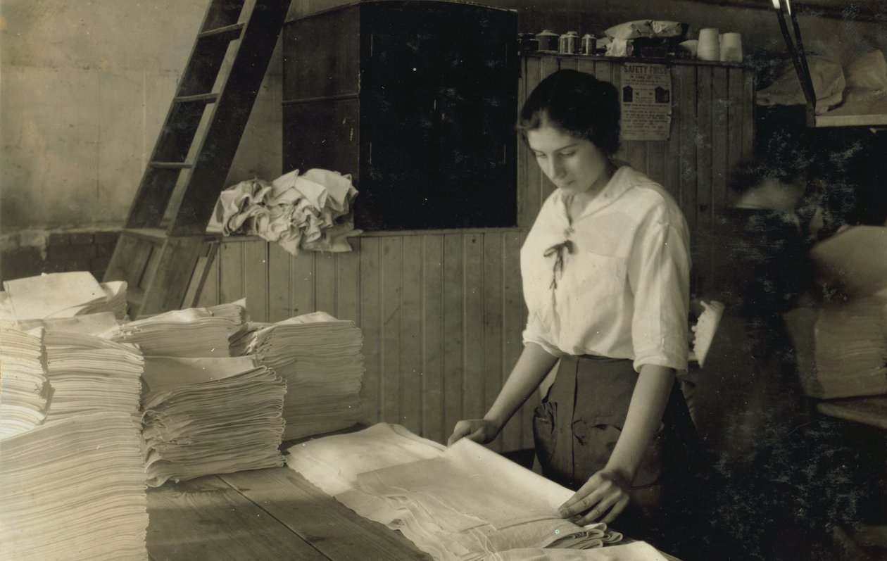 15 éves lány törülközőket hajtogat a Bonanno mosodában, Boston, Massachusetts alkotó: Lewis Wickes Hine