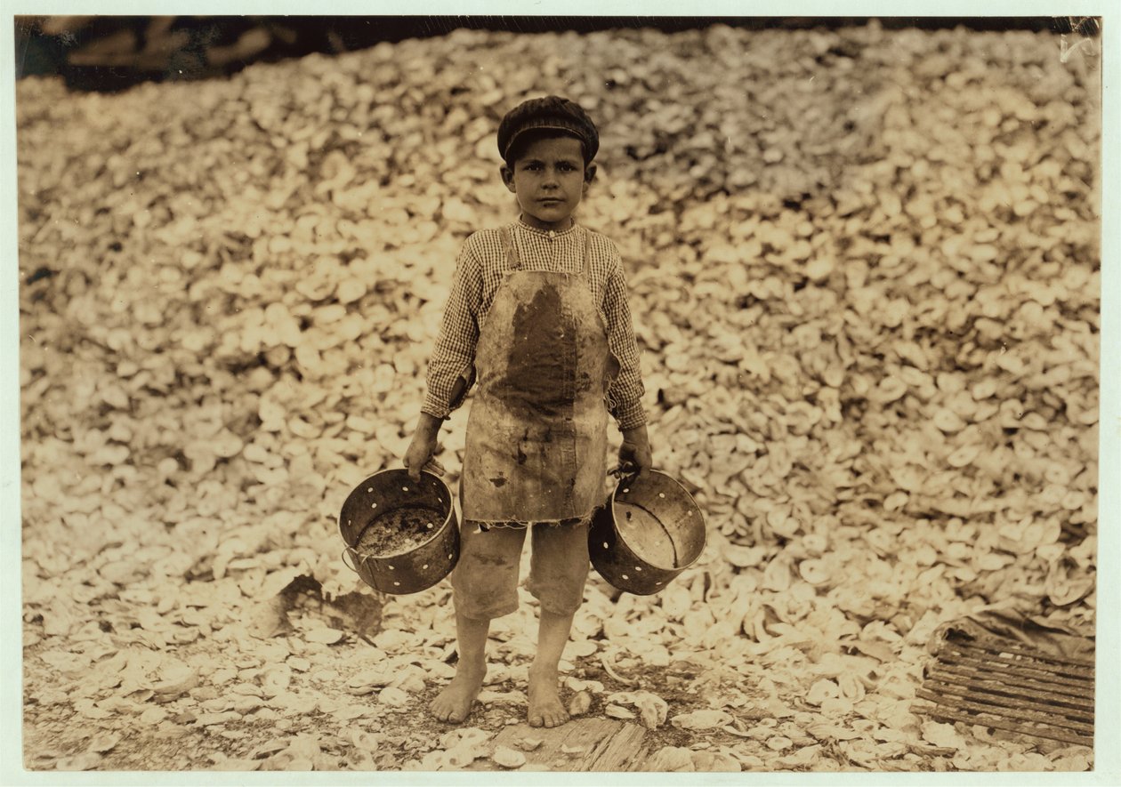 5 éves migráns garnélarákszedő Manuel egy halom osztrigahéj előtt, második éve dolgozik Dunbarban, Lopezben, Dukate Company, Biloxi, Mississippi, 1911 alkotó: Lewis Wickes Hine