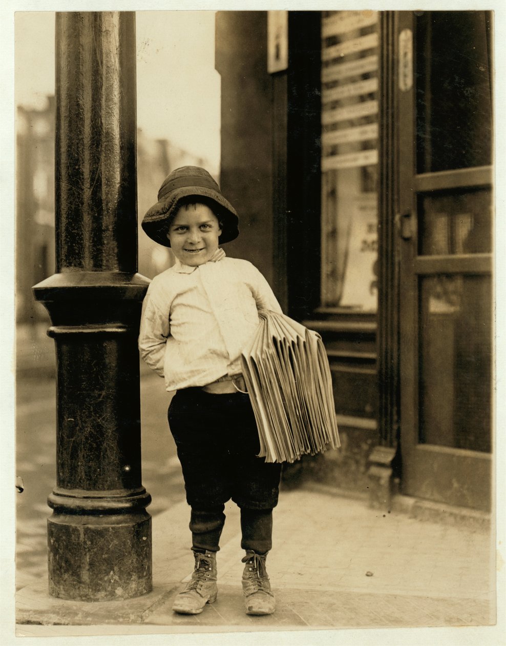 A 6 éves hírlapíró, Little Fattie néven ismert, és mindössze 3 láb 4 hüvelyk magas, egy éve dolgozik a Missouri állambeli St. Louis-ban, 1910-ben. alkotó: Lewis Wickes Hine
