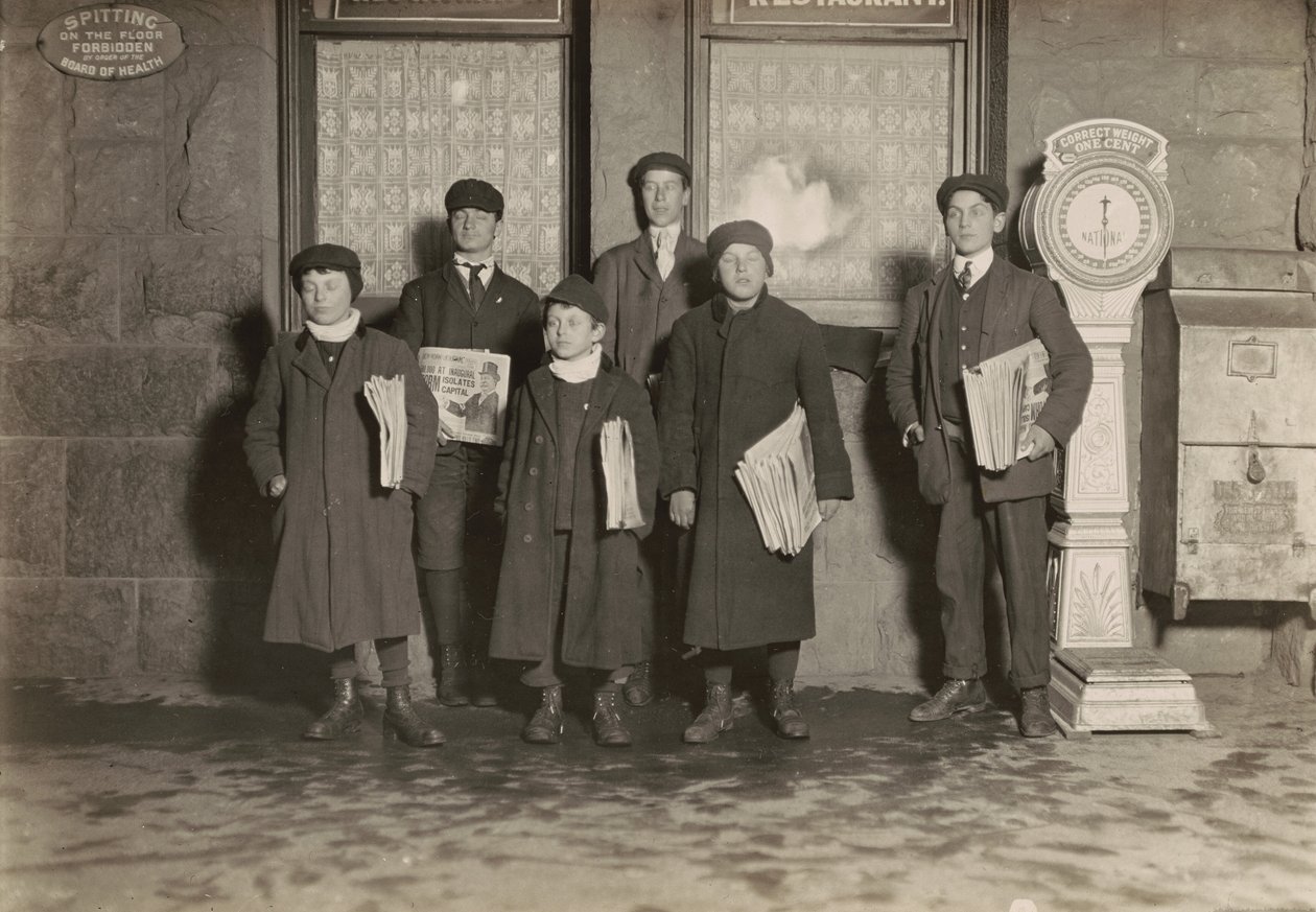 20:30. Újságárus fiúkból álló csoport az állomáson, Hartford, Connecticut. A legkisebb fiú 11 éves. alkotó: Lewis Wickes Hine