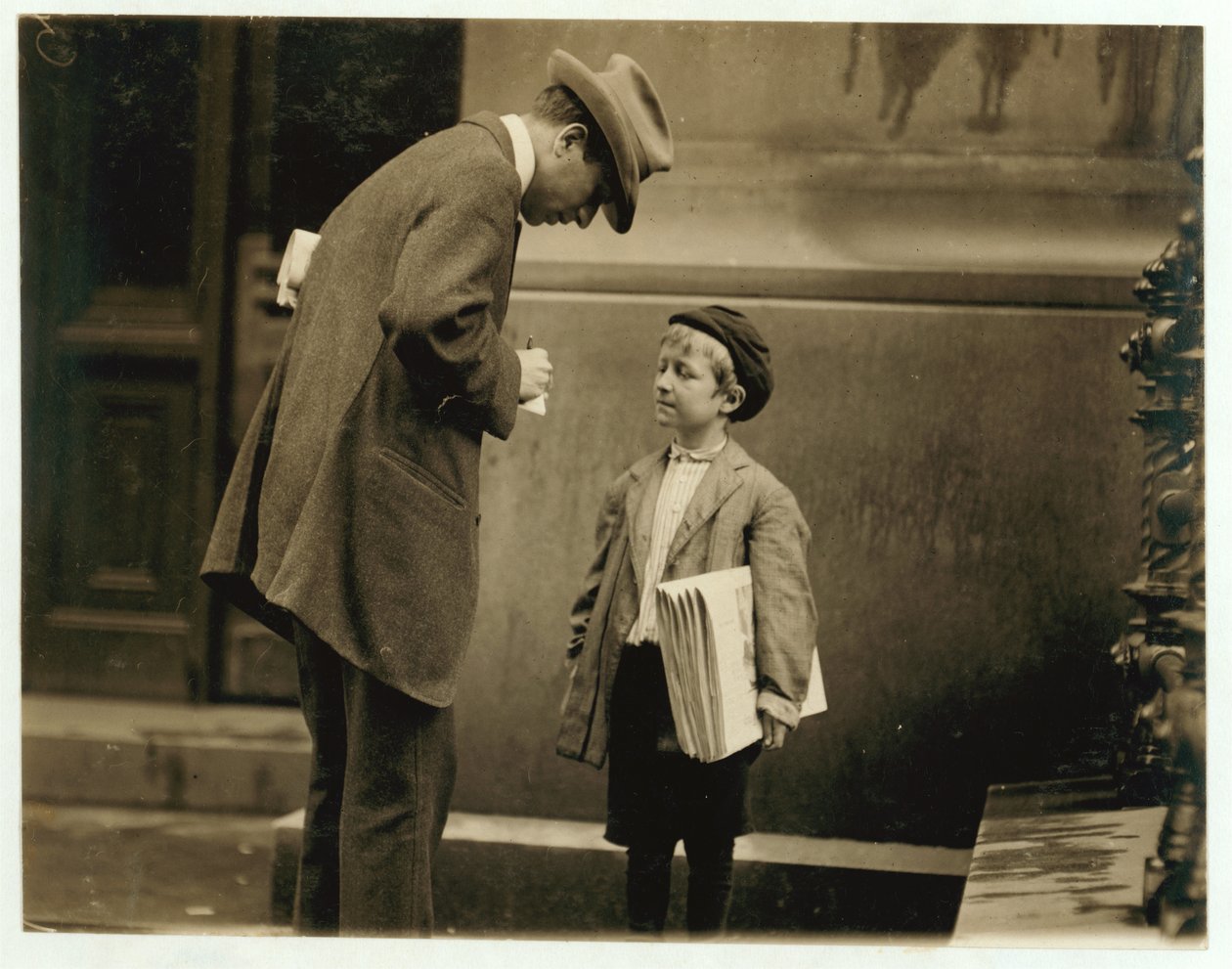 A 8 éves újságosfiú, Michael McNelis, aki épp csak felépült második tüdőgyulladásából, újságokat árul egy esős viharban, Philadelphia, Pennsylvania, 1910. alkotó: Lewis Wickes Hine