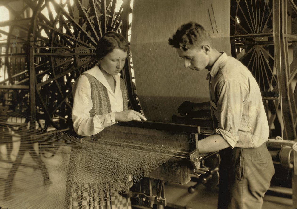 Egy fiú és egy lány dolgozik a szövőszéken a Connecticut állambeli South Manchesterben található Cheney selyemgyárban. alkotó: Lewis Wickes Hine