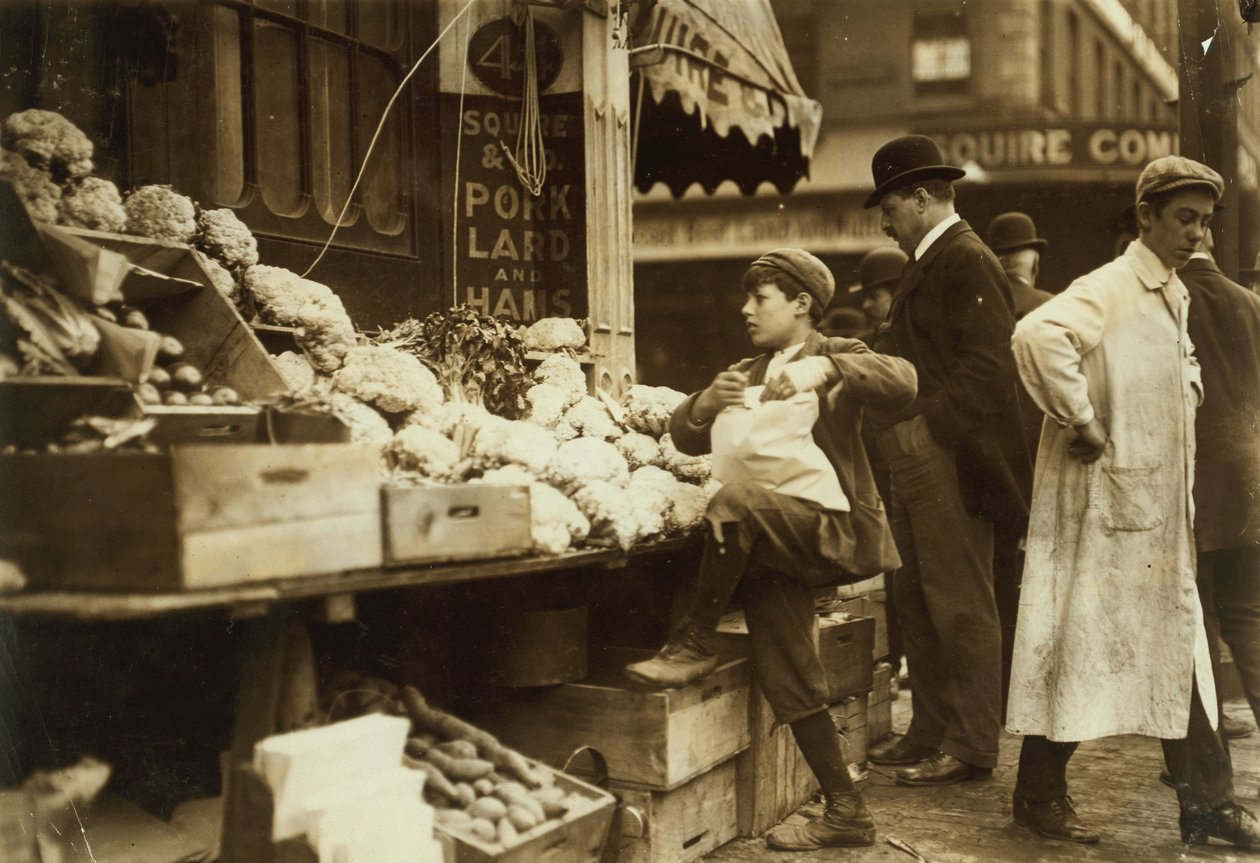 Egy fiú dolgozik egy bostoni (Massachusetts) termelői standnál alkotó: Lewis Wickes Hine