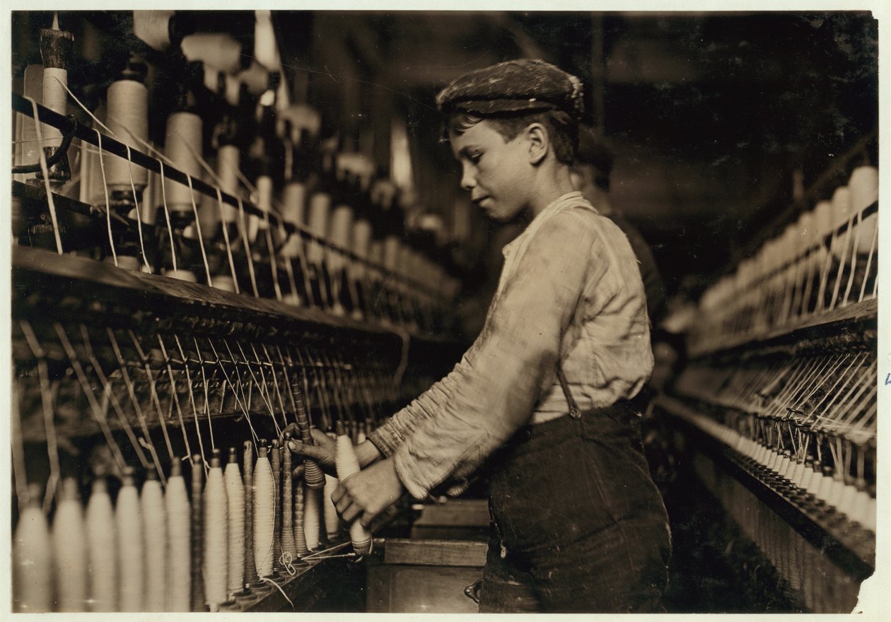 Doffer helyettesíti a teljes orsókat a Globe Cotton Millben, Augusta, Georgia, 1909 alkotó: Lewis Wickes Hine