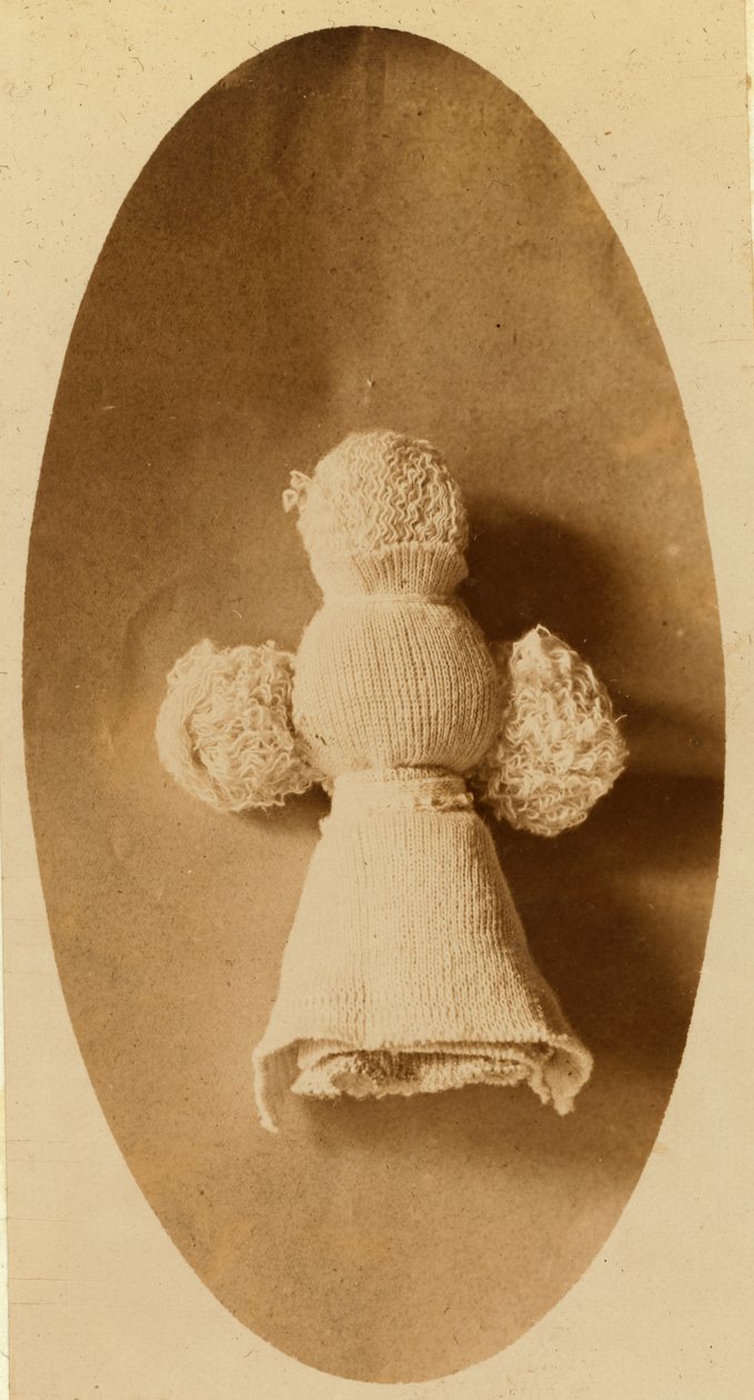 Egy baba, amelyet egy gyerek készített hulladékból egy kötőüzemben, ahol az anyja dolgozik. alkotó: Lewis Wickes Hine