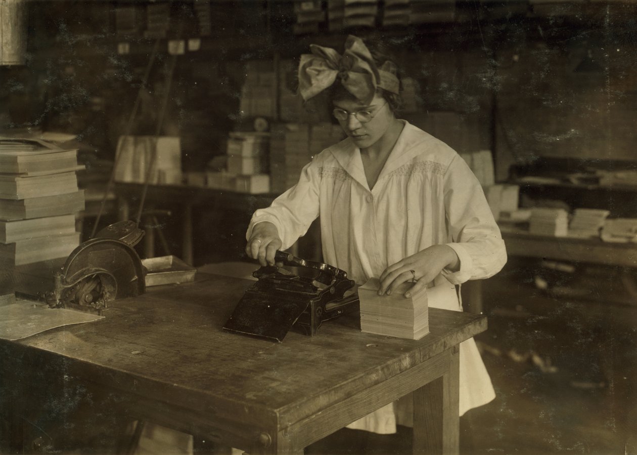 Egy lány címkéket bélyegez a Boston Index Card Co.-nál, a Massachusetts állambeli Bostonban, a Purchase Street 113-ban. alkotó: Lewis Wickes Hine