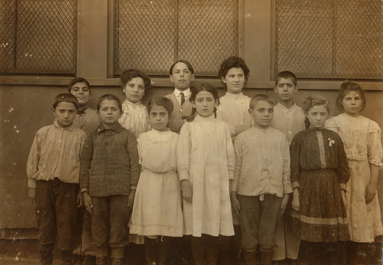 Bevándorló gyerekek egy csoportja a bostoni Washington Schoolban, Massachusetts államban alkotó: Lewis Wickes Hine
