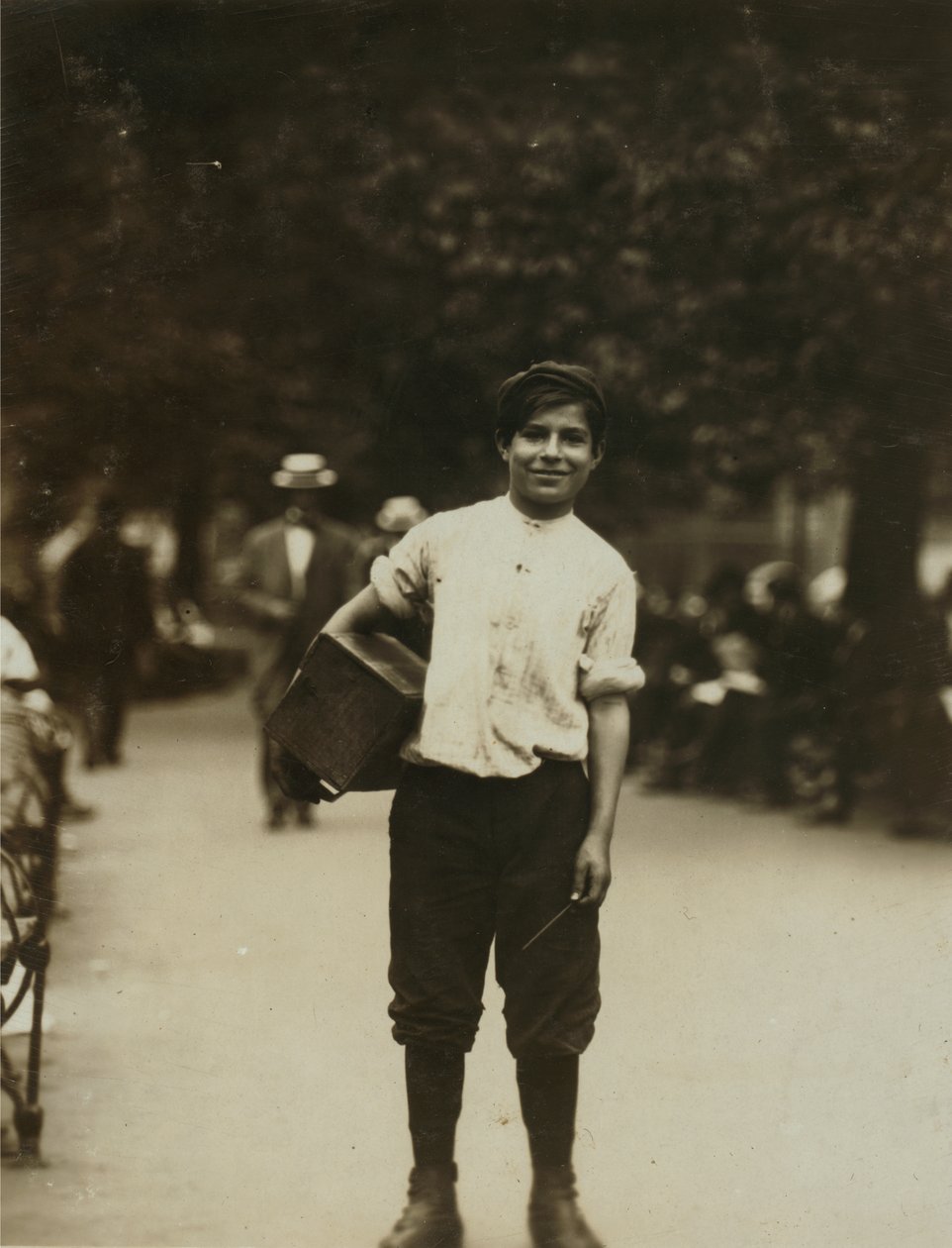 Egy fiatal csizmadiamunkás a New York-i Union Square-en dolgozik alkotó: Lewis Wickes Hine