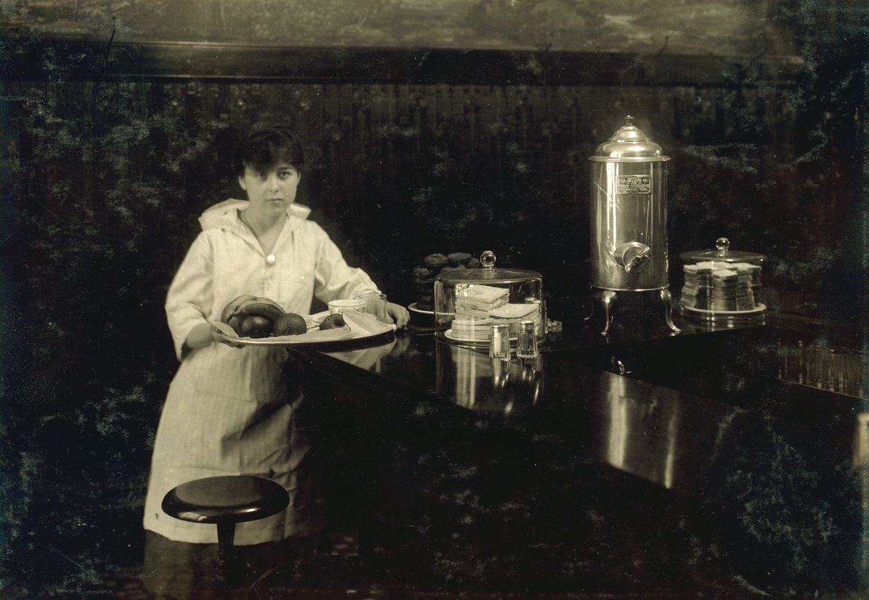 Egy fiatal pincérnő, Delia Kane alkotó: Lewis Wickes Hine