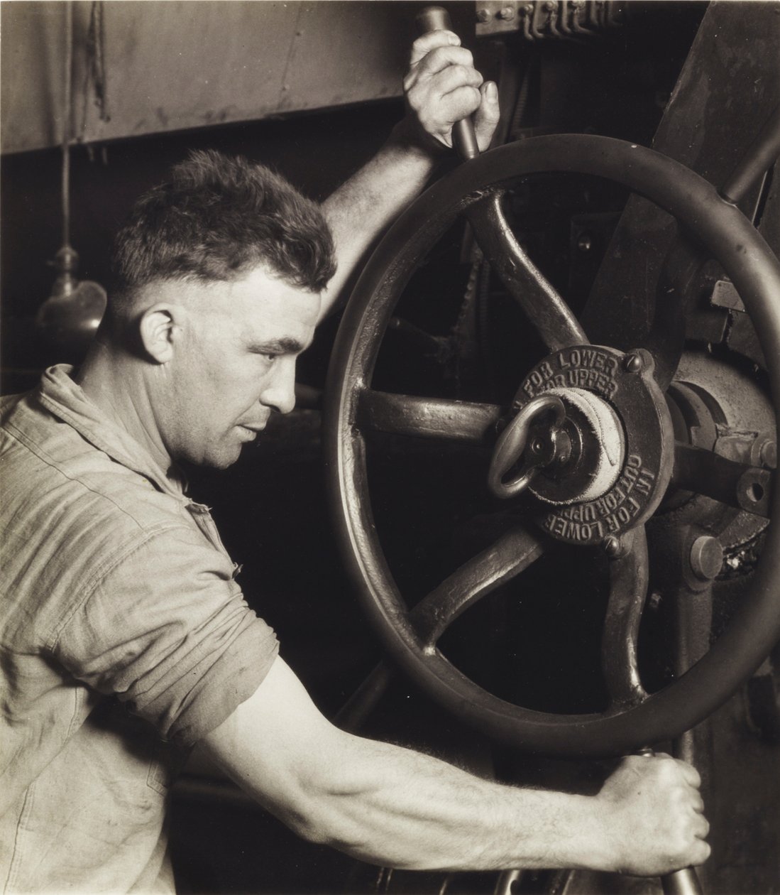 Egy ipari formatervezés: Pennsylvania Rubber Co. a nagyszerű naptár irányítókerekén – Autógumik gyártása, 1920-as évek, nyomtatott 1930-as évek alkotó: Lewis Wickes Hine