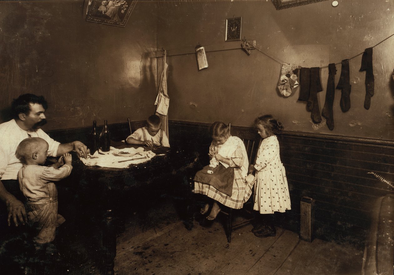 Annie Fedele horgolás közben a massachusettsi Sommerville-ben lévő bérházának konyhájában. alkotó: Lewis Wickes Hine