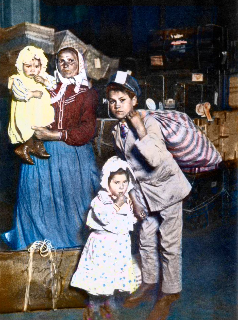 Egy olasz bevándorló család érkezése az egyesült államokbeli Ellis Island-re (New York) 1905-ben. alkotó: Lewis Wickes Hine