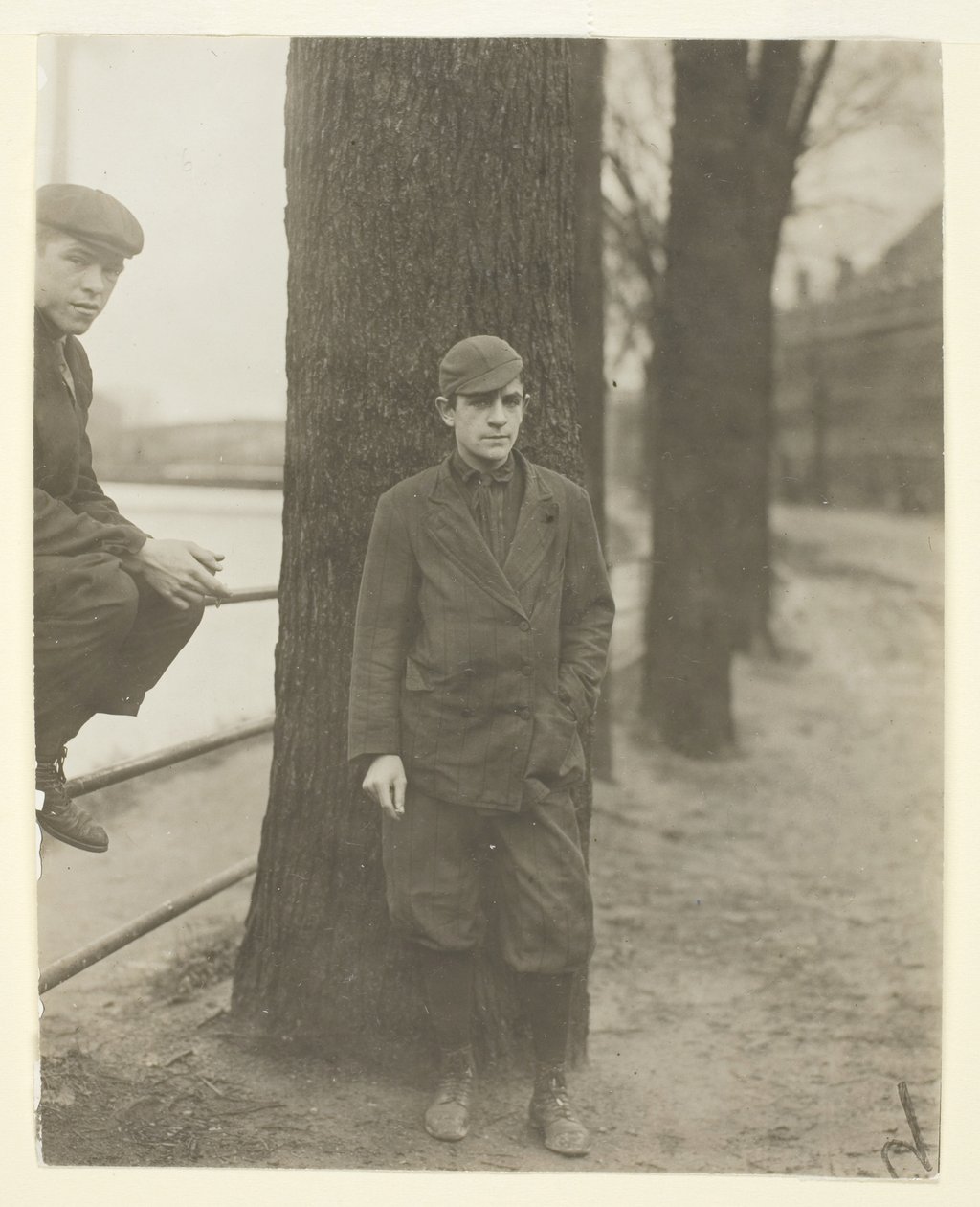 Leon Halcourt, 16 éves, Lawrence, Massachusetts, Massachusetts alkotó: Lewis Wickes Hine