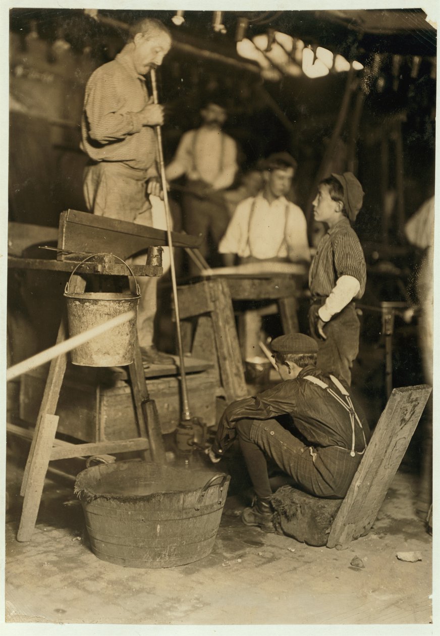 Fúvó és öntőfiú a Seneca Üveggyárban, Morgantown, Nyugat-Virginia, 1908 alkotó: Lewis Wickes Hine