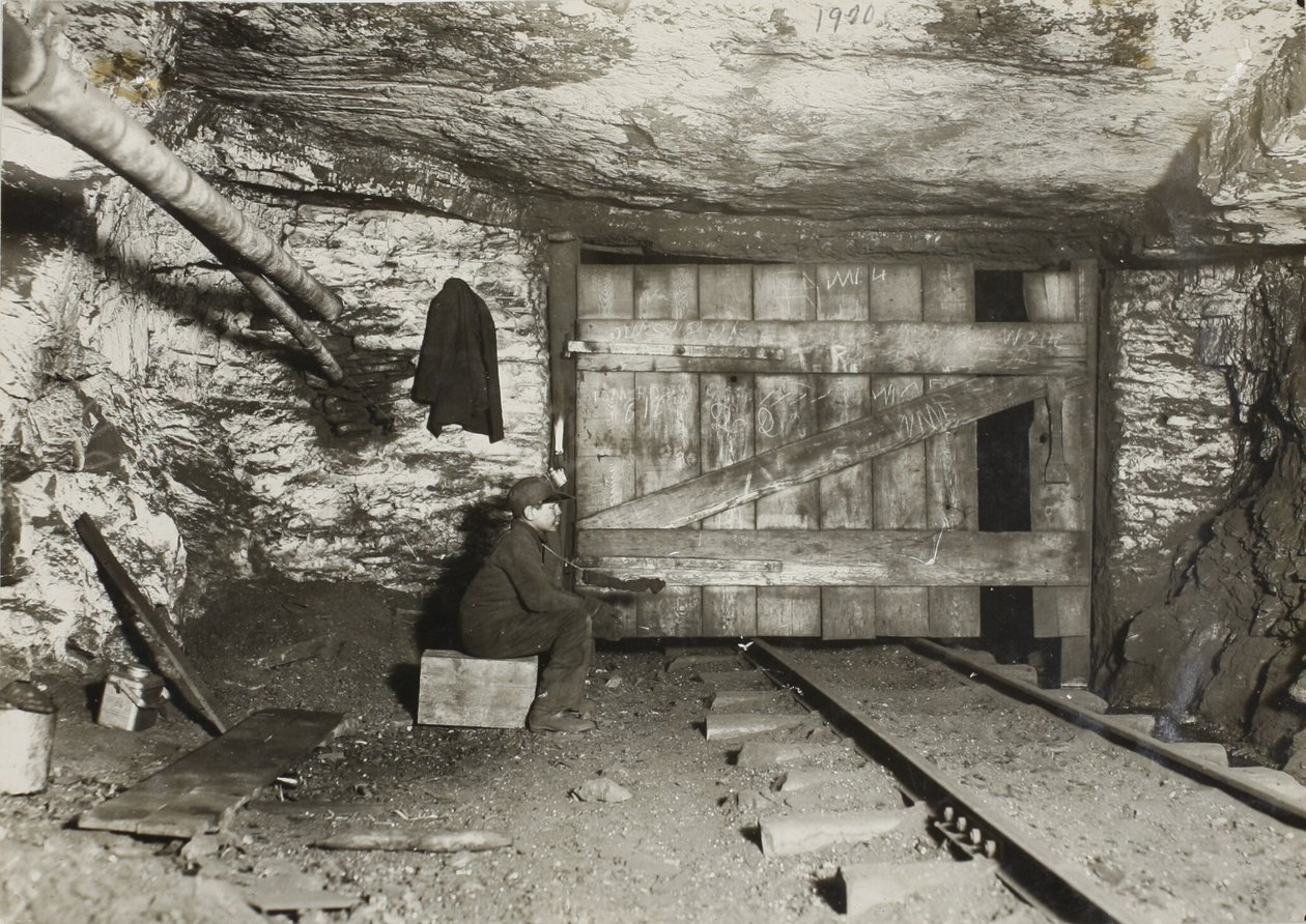 Fiú várja, hogy a szén átjöjjön alkotó: Lewis Wickes Hine