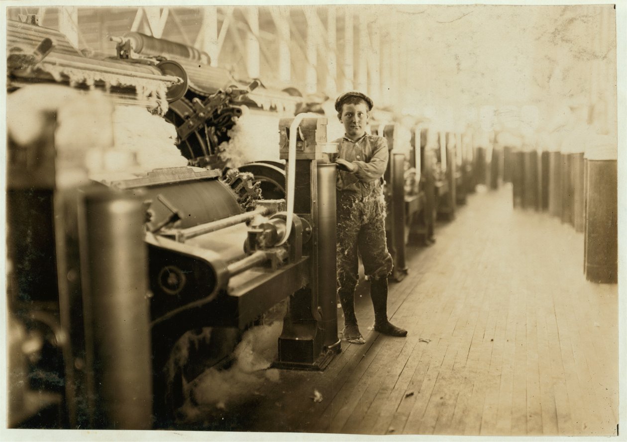 Söprögető fiú a kártológépek mellett a Lincoln Cotton Millsben, Evansville, Indiana, harisnyás lábakkal a csúszós padlón, 1908 alkotó: Lewis Wickes Hine