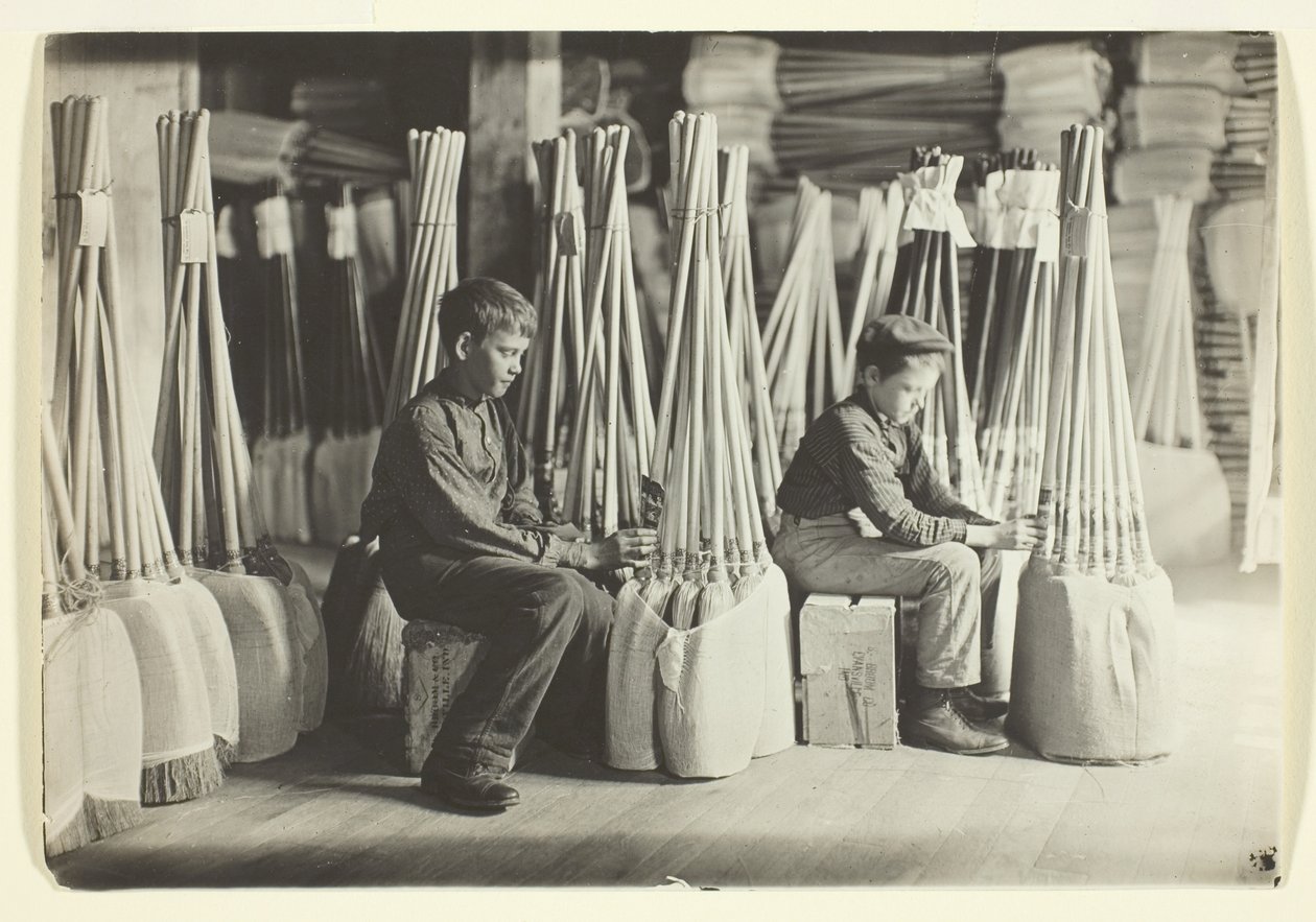 Fiúk a csomagolóteremben, Brown Mfg. Company, Evansville, Ind. alkotó: Lewis Wickes Hine