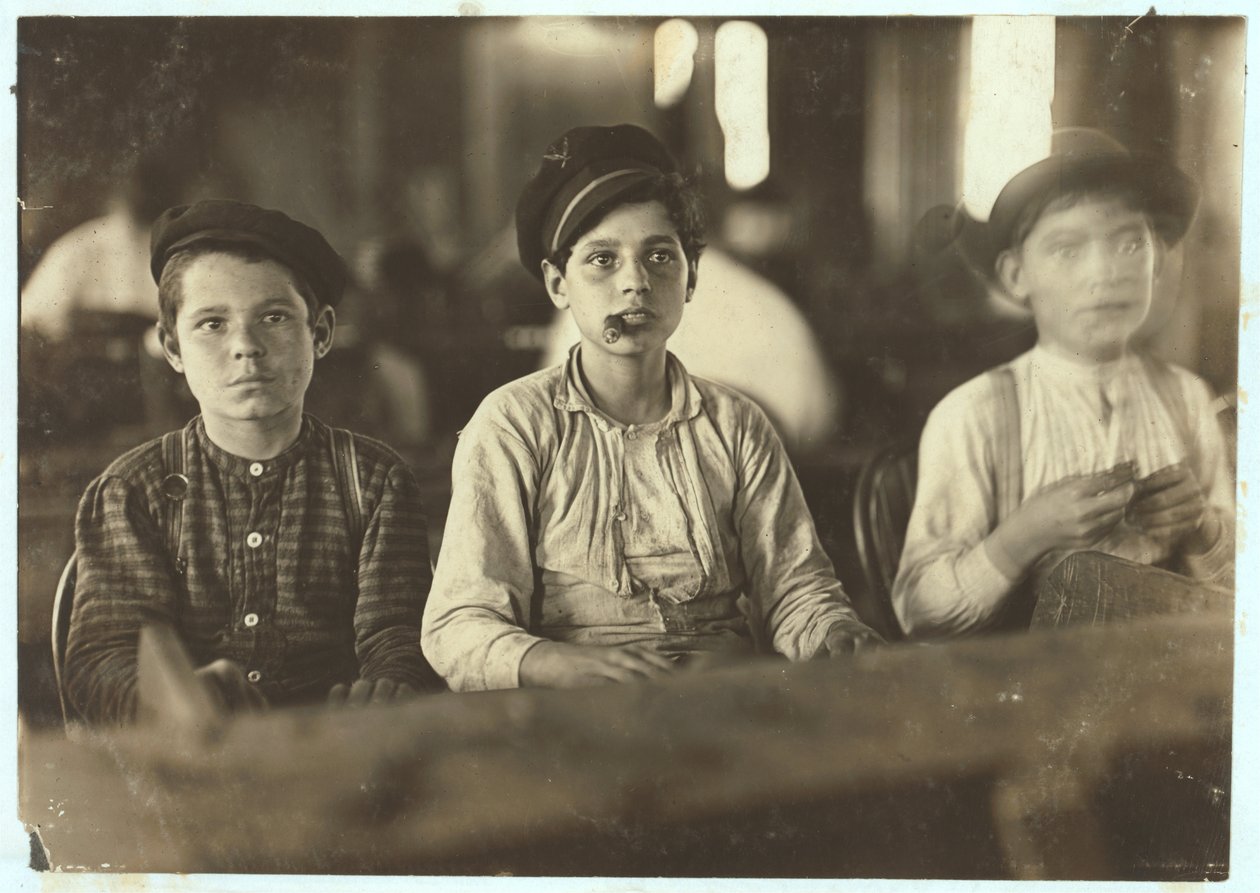 Szivargyártó fiúk az Englehardt és Co. cégnél, Tampa, Florida, 1909 alkotó: Lewis Wickes Hine
