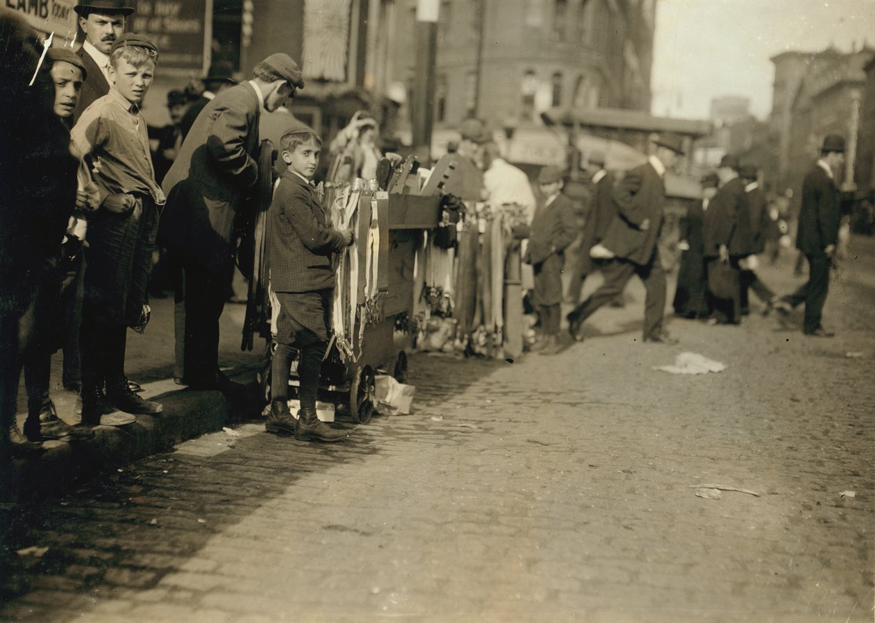 Fiúk árulják a fogalmakat az utcán Bostonban, Massachusetts államban. alkotó: Lewis Wickes Hine