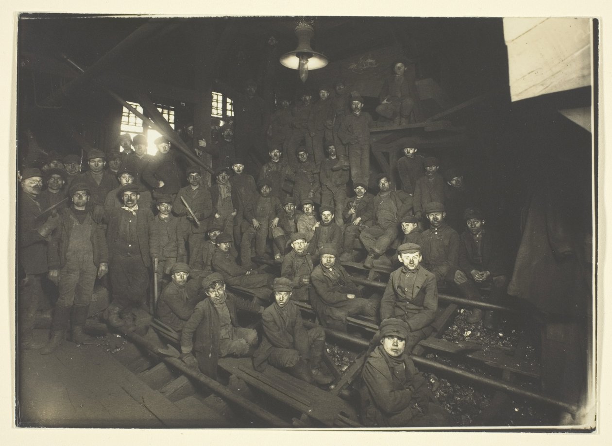 Breaker Boys In Coal Chute, South Pittston, Pennsylvania alkotó: Lewis Wickes Hine