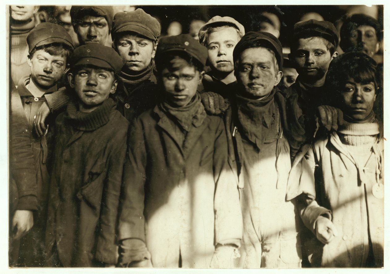 Breaker fiúk (akik kézzel válogatják a szenet) a Hughestown Borough Coal Co. Pittstonnál, Pennsylvania, 1911 alkotó: Lewis Wickes Hine