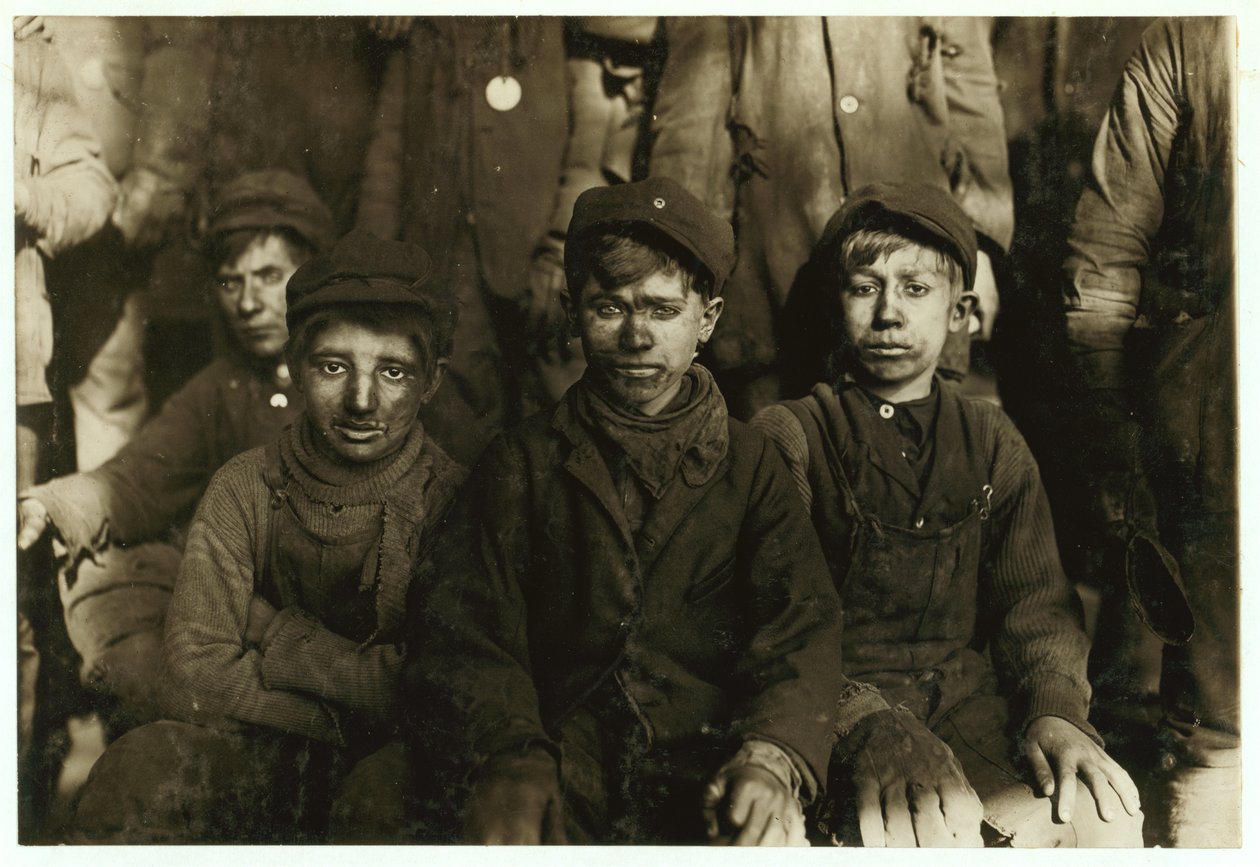Breaker fiúk (akik kézzel válogatják a szenet) a Hughestown Borough Coal Co. Pittstonnál, Pennsylvania, 1911 alkotó: Lewis Wickes Hine