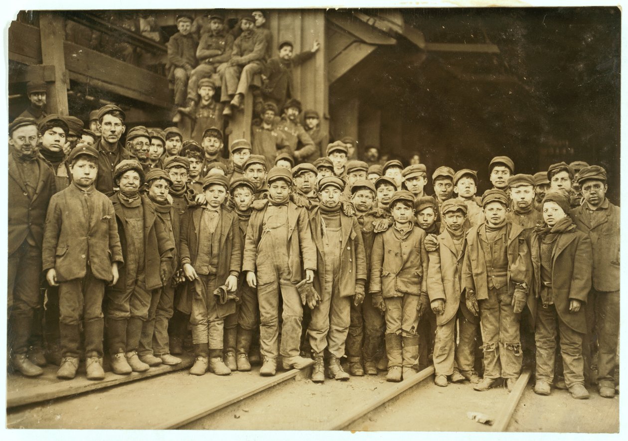 Breaker fiúk, akik kézzel szenet válogatnak az Ewen Breakernél, a Pennsylvania Coal Co-nál, South Pittston, Pennsylvania, 1911 alkotó: Lewis Wickes Hine