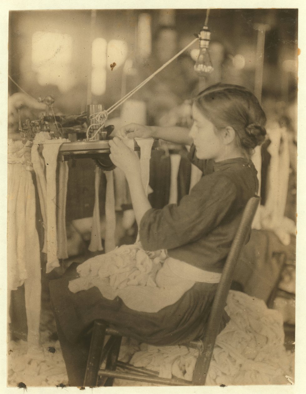 Cherokee Harisnyagyár, Róma, Georgia, 8 és 9 éves esztergályosokat és hurkapáltatókat alkalmaz, 1913 alkotó: Lewis Wickes Hine