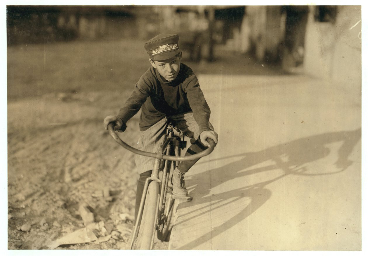 Curtin Hines 14 éves, a Western Union messenger 6 hónapja, Houston, Texas, 1913 alkotó: Lewis Wickes Hine