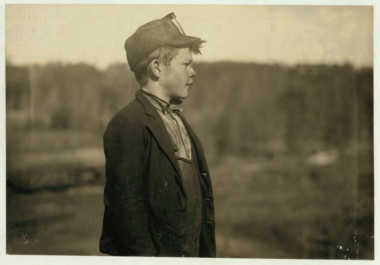 Dave, egy fiatal tolómunkás, villamosokat és szenet mozgat, Bessie bányában, Alabama (Sloss-Sheffield Steel and Iron Co), 1910 alkotó: Lewis Wickes Hine