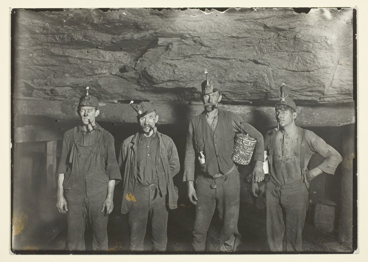 Egy nyugat-virginiai szénbánya mélyén a bányászok hazamennek alkotó: Lewis Wickes Hine