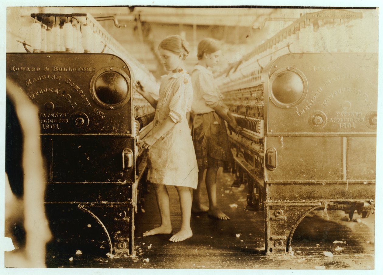 Elsie és Sadie a Yazoo City Yarn Mills-ben, Mississippi államban dolgoznak, azt mondták, hogy 13 évesek voltak, 1911 alkotó: Lewis Wickes Hine